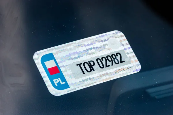 波兰贴纸与汽车的登记编号在挡风玻璃里面 — 图库照片