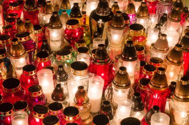 Işık mumlar mezarlar ve mezar tüm azizler günü mezarlıkta Lehçe.