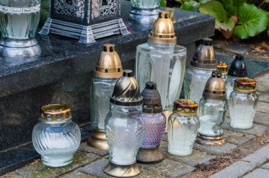 Tüm Azizler günü sonra mezar Mumları yaktım.