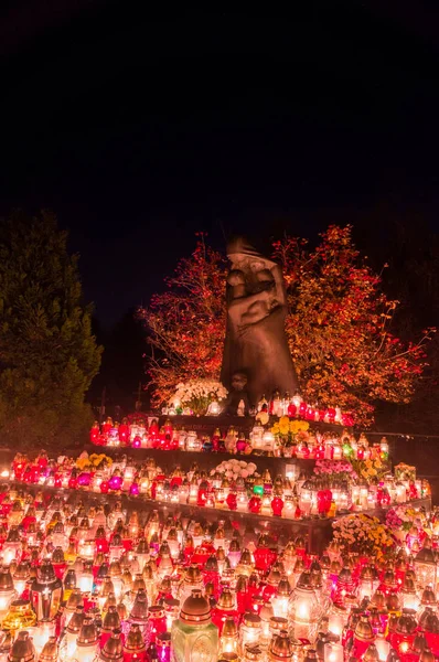 グダニスク ポーランド 2018 すべての聖人の日で東ゴルゴダの犠牲者への記念碑にロウソク グダニスク Lostowice 墓地記念碑 — ストック写真