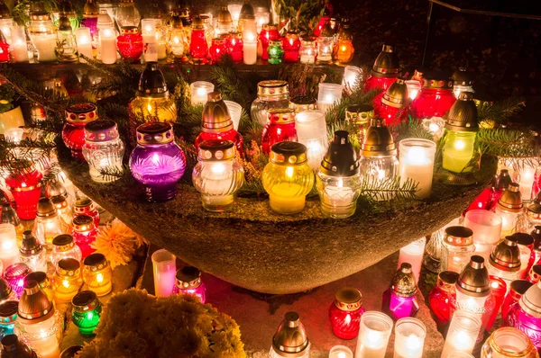 Kerzen Brennen Auf Dem Friedhof Allerheiligen Nachts — Stockfoto