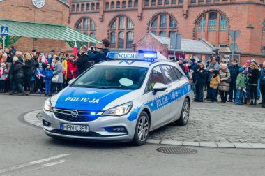 Gdansk, Polonya - 11 Kasım 2018: Lehçe polis arabası, ulusal bağımsızlık günü Polonya Gdansk. Bağımsızlık 100 yıldönümü kutluyor.