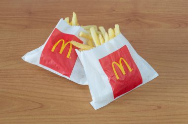 Pruszcz Gdanski, Polonya - 11 Kasım 2018: İki Mcdonald's küçük patates kızartması ahşap tablo.
