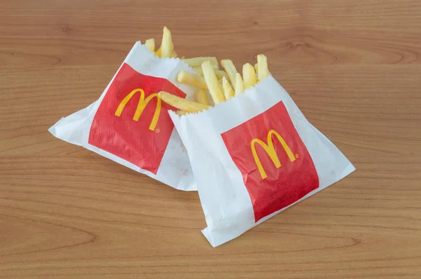 Pruszcz Gdanski Polonia Noviembre 2018 Dos Papas Fritas Mcdonald Una — Foto de Stock