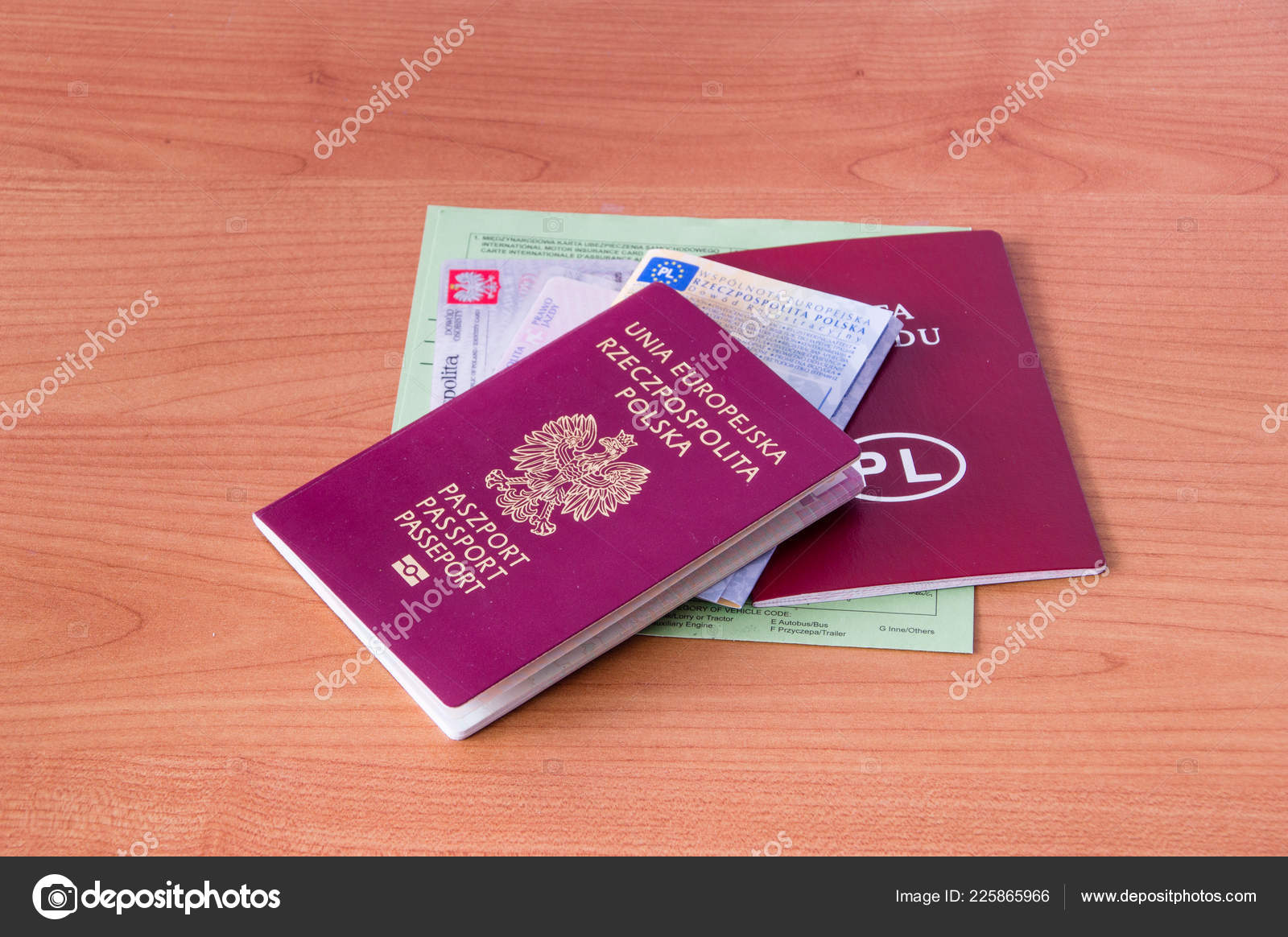 波兰证件护照身份证驾驶证车辆登记证车辆牌照和国际汽车保险卡系统——图库图片© Robson90 #225865966