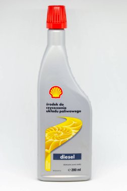 Pruszcz Gdanski, Polonya - 14 Kasım 2018: kabuk yakıt sistemi temizleme katkı maddeleri. 500 ml dizel katkı maddeleri beyaz arka plan üzerinde olabilir.
