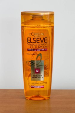Pruszcz Gdanski, Polonya - 26 Kasım 2018: L'Oreal Paris Elseve şampuan.