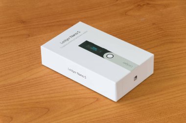 Pruszcz Gdanski, Polonya - 29 Kasım 2018: Ahşap masa Leger Nano S kutusu. Genel muhasebe Nano S Cryptocurrency donanım m-cüzdan olduğunu.