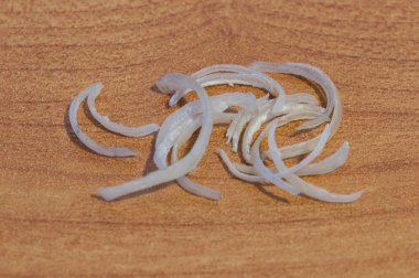 İnsan çivi ahşap masanın üstüne kesmek.