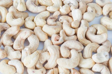 Beyaz arka planda kaju fıstığı.