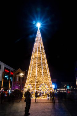 Gdansk, Polonya - 9 Aralık 2018: Noel ağacı gece Forum Alışveriş merkezinde.