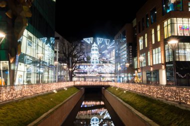 Gdansk, Polonya - 9 Aralık 2018: Forum Alışveriş Merkezi ile gece Noel süsleri.