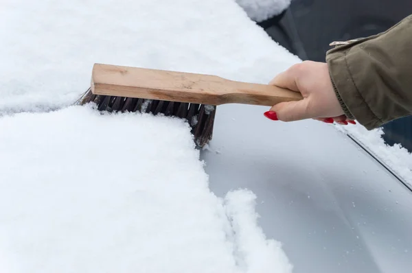 Mulher Limpando Neve Carro Com Escova — Fotografia de Stock