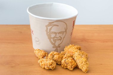 Pruszcz Gdanski, Polonya - 22 Aralık 2018: Kızarmış tavuk kanadı Kfc (Kentucky Fried Chicken) hızlı gıdalardan. Sonraki Kfc kova için Kfc tavuk kanadı.