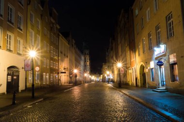 Gdansk, Polonya - 25 Aralık 2018: Tkacka sokak Gdansk eski kasaba geceleri.