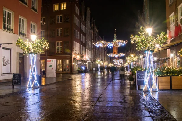 波兰格但斯克 2018年12月25日 格但斯克老城晚上有圣诞装饰的长街 — 图库照片