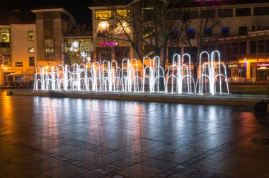 Sopot, Polonya - 25 Aralık 2018: sopot şehir merkezinde geceleri ışıklı Noel.