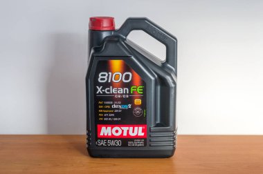 Pruszcz Gdanski, Polonya - Aralık 31, 2018: 5l motor yağı Motul 8100 X-temiz Fe C2/C3 5w30 plastik şişe.