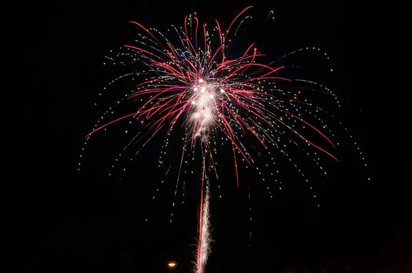 Lijn Van Vuurwerk Zwarte Lucht — Stockfoto