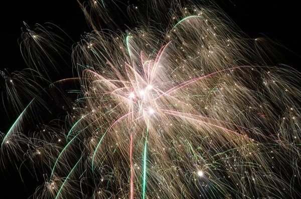 Colorido Espectáculo Fuegos Artificiales Cielo Nocturno Para Año Nuevo —  Fotos de Stock
