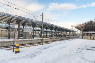 Gdansk, Polonya - 3 Ocak 2019: Demiryolu platformu Gdansk Joseph tren istasyonunda kış saati.
