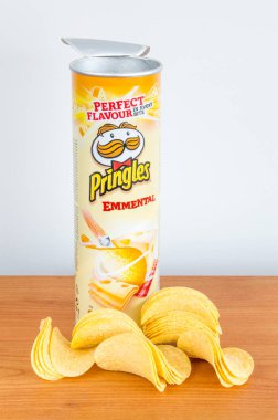 Pruszcz Gdanski, Polonya - 4 Ocak 2019: Açık tüp ahşap masanın üzerindeki fişlere Pingles ile Pringles fiş.