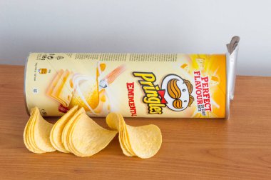 Pruszcz Gdanski, Polonya - 4 Ocak 2019: Açık tüp ile Pingles masanın üzerindeki fişlere Pringles fiş.