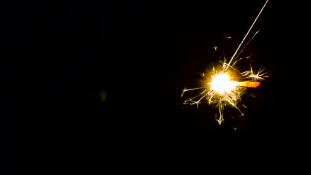Πυροτεχνήματα Αστρακι Κάψιμο Στο Σκοτάδι — Αρχείο Βίντεο