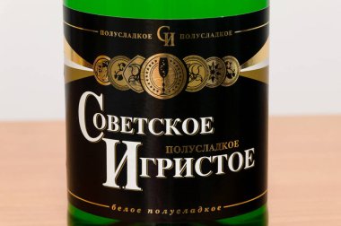 Pruszcz Gdanski, Polonya - 4 Ocak 2019: Etiket Sowietskoje Igristoje köpüklü şarap.