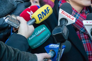 Gdansk, Polonya - 15 Ocak 2019: Mikrofonlar farklı haber ajansı basın toplantısında. Radyo zet, Rmf, Trwam, radyo Gdansk ve Tvp gdansk mikrofonlar.