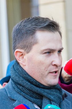 Gdansk, Polonya - 15 Ocak 2019: Piotr Grzelak Pawel Adamowicz'ın ölümünden sonra basın toplantısında konuşuyor.