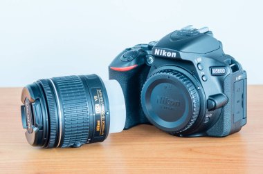 Pruszcz Gdanski, Polonya - 16 Ocak 2019: Nikon D5600 Dslr fotoğraf makinesi ve Af-P Dx Nikkor 18-55mm f/3.5-5.6g Vr objektif ahşap tablo.