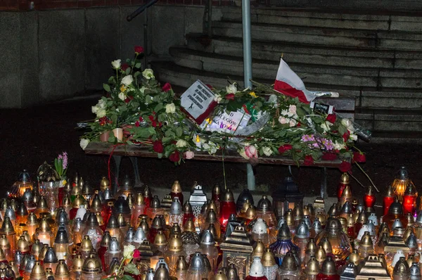 グダニスク ポーランド 2019 ベンチ花夜パヴェル Adamowicz 死の後で グダンスク市の市長であったパヴェル Adamowicz — ストック写真