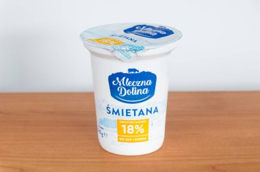 Pruszcz Gdanski, Polonya - 21 Ocak 2019: Mleczna Dolina % 18 krem Çorbalar ve soslar.