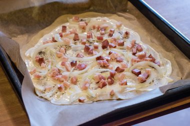 Soğan ve üst pastırma ile ham flammkuchen.
