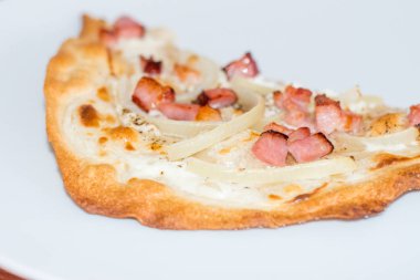 Sıcak geleneksel flammkuchen dilim.