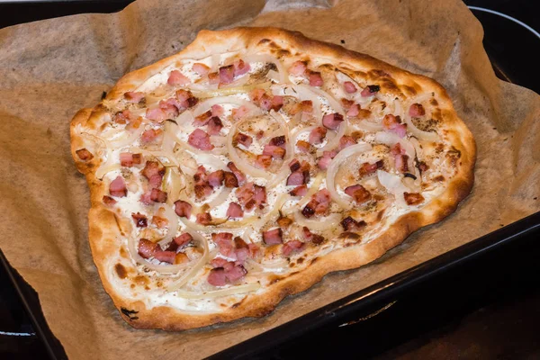 Sıcak geleneksel flammkuchen için görünümü.