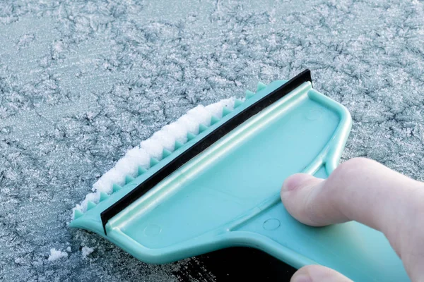 Removendo Gelo Uma Janela Carro Com Raspador Gelo — Fotografia de Stock