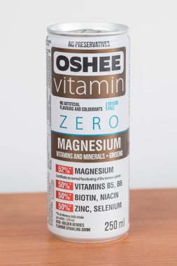 Pruszcz Gdanski, Polonya - 24 Ocak 2019: Olabilir, Oshee sıfır vitamin içeceği. Magnezyum, vitaminler ve mineraller artı ginseng ile Oshee.