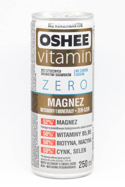 Pruszcz Gdanski, Polonya - 24 Ocak 2019: Olabilir, Oshee sıfır vitamin içeceği. Magnezyum, vitaminler ve mineraller artı beyaz arka plan üzerinde ginseng ile Oshee.
