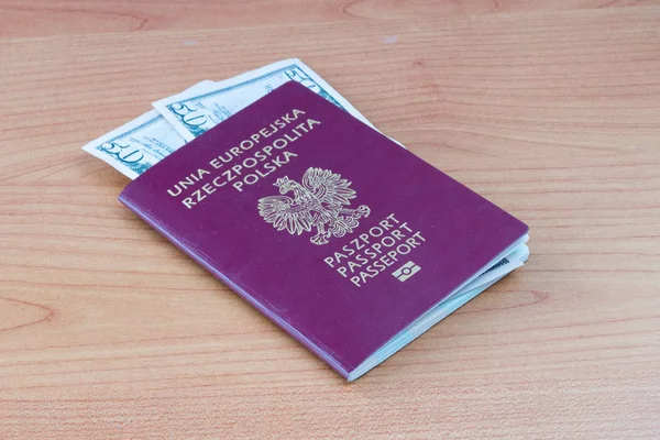Polski Paszport Biometryczny Pięćdziesięciu Banknotów Dolara Usa — Zdjęcie stockowe