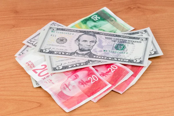 Dolar Usa Izraela Nowe Banknoty Szekla Drewnianym Stole — Zdjęcie stockowe