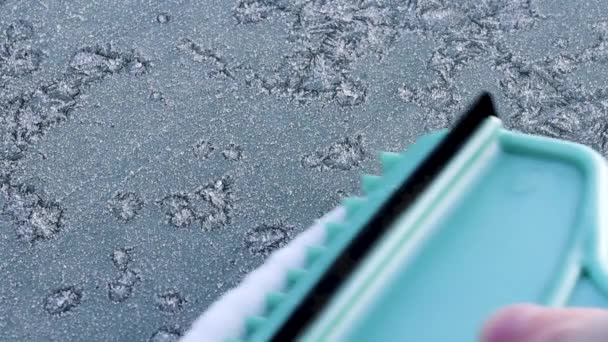 氷のスクレーパーと車の窓から氷を除去します — ストック動画