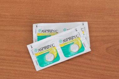 Pruszcz Gdanski, Polonya - 28 Ocak 2019: Bayer Aspirin C. tıbbi ürün, Anti-inflamatuar analjezik ve antipiretik maddeler içeren.
