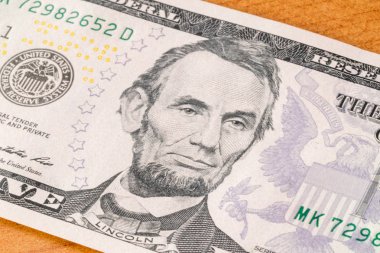 Abraham Lincoln'ün portre beş dolarlık banknot üzerinde.