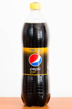 Pruszcz Gdanski, Polonya - 4 Şubat 2019: Pepsi Cola plastik şişe zencefil lezzet ile.