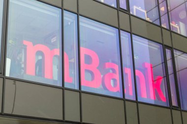 Gdansk, Polonya - 25 Ocak 2019: Kırmızı mbank yazıt Gdansk ofisinde. mBank Polonya'nın dördüncü büyük evrensel bankacılık grubudur.