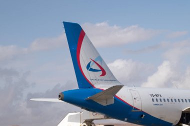 Ovda, İsrail - 7 Şubat 2019: Ural havayolu logoand işareti uçak kuyruk üzerinde.