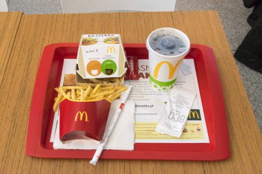 Gdansk, Polonya - 7 Şubat 2019: Mcdonald Kajzerka kahvaltı menüsü patates kızartması ve Coca-Cola ile.