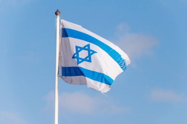 Rüzgarda sallayarak bayrak direğine İsrail bayrağı.